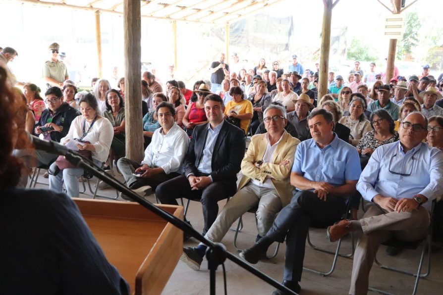 Ministro Valenzuela se reúne con más de 200 agricultores en Pichidegua y da cuenta de los avances de la cartera durante 2024