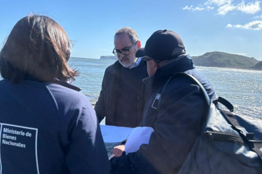 Autoridades de O’Higgins inspeccionan terreno para fijar acceso a la playa La Boca en Navidad